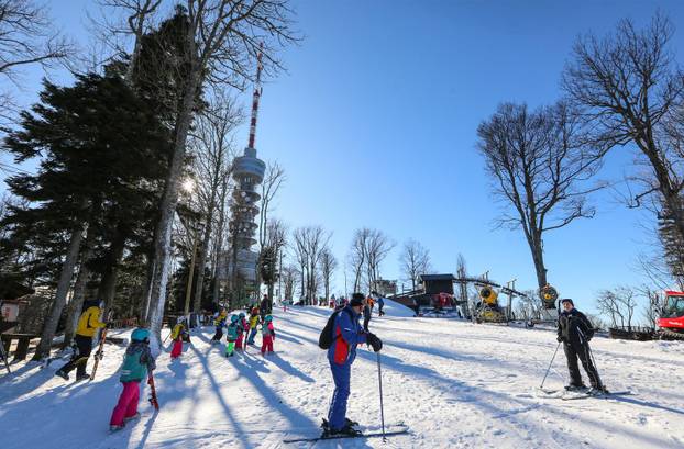 Zagreb: Građani uživaju na Sljemenu gdje su otvoreni Bijeli i Zeleni spust