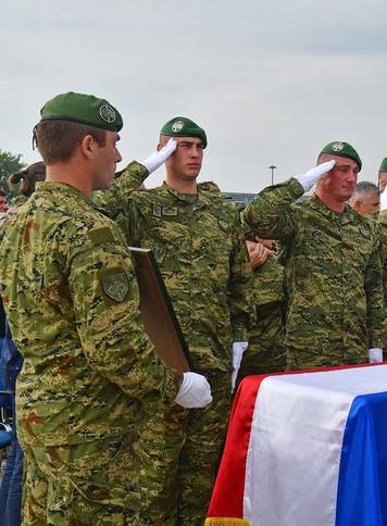 DoÄek preminulog hrvatskog vojnika uz vojne poÄasti