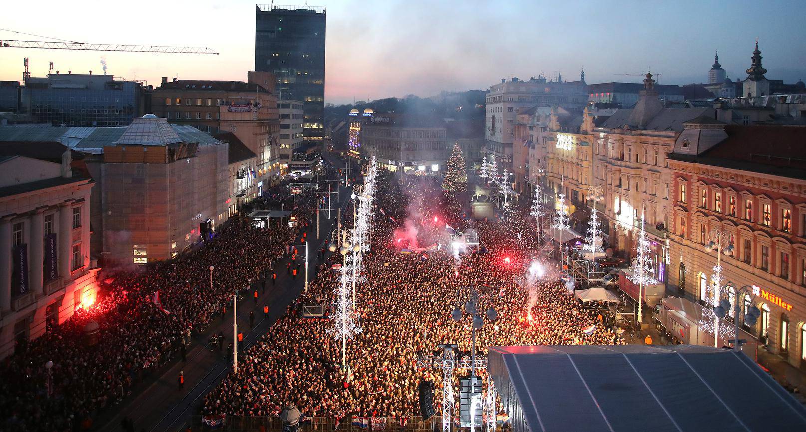 Zagreb: Pogled na glavni Trg prepun navija?a koji su spremni za do?ek Vatrenih