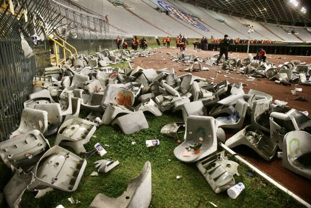Split: Razbijene stolice nakon sukoba Torcide i policije 