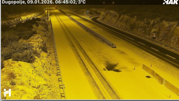 FOTO Snijeg, led i debeli minusi: Pogledajte stanje na cestama, u Lici i Dalmaciji pada snijeg