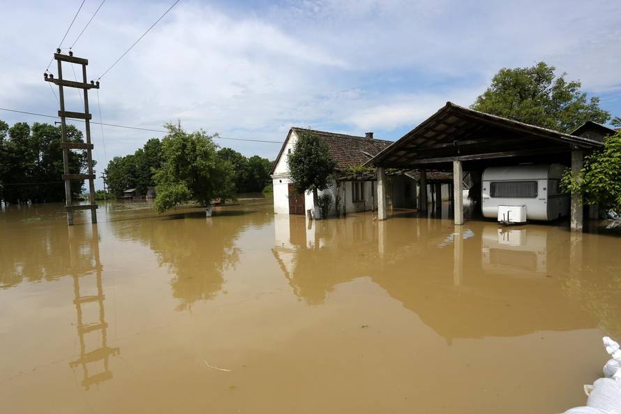 Kako to? Državu su oderali na obnovi, ali nema pogodovanja