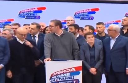 VIDEO Vučić zbog mobitela izgubio živce tijekom obraćanja: 'Neću nastaviti dok ne izađete'