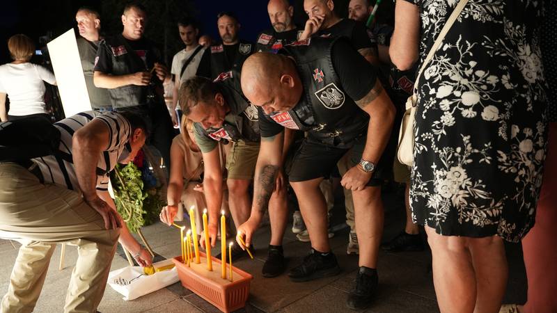 FOTO Sramota u Banjoj Luci! Tisuće ljudi odale počast ratnom zločincu Ratku Mladiću