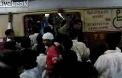 U gužvi putnici metroa u New Delhiju vise iz vlaka