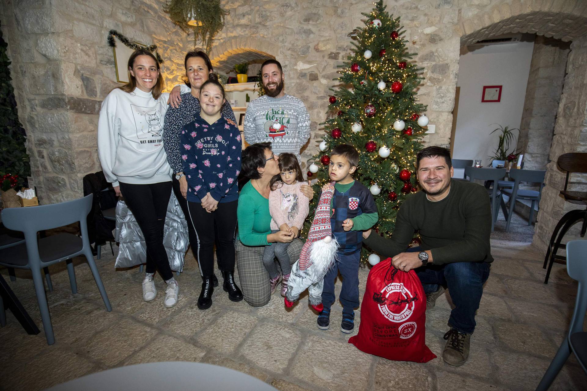 Kavom i čajem na odličnoj lokaciji  pomozite splitskoj udruzi 'Sindrom down 21'