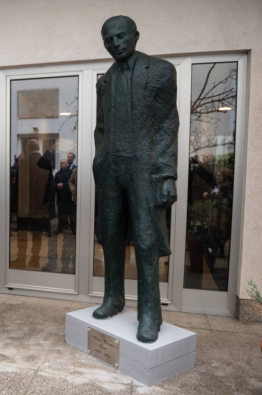 Zagreb: Otkriven spomenik Antuna Branka Šimića