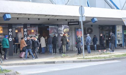 FOTO Velike gužve kod dućana i pekarnice na kolodvoru u Zagrebu: 'Red je cijelom ulicom'