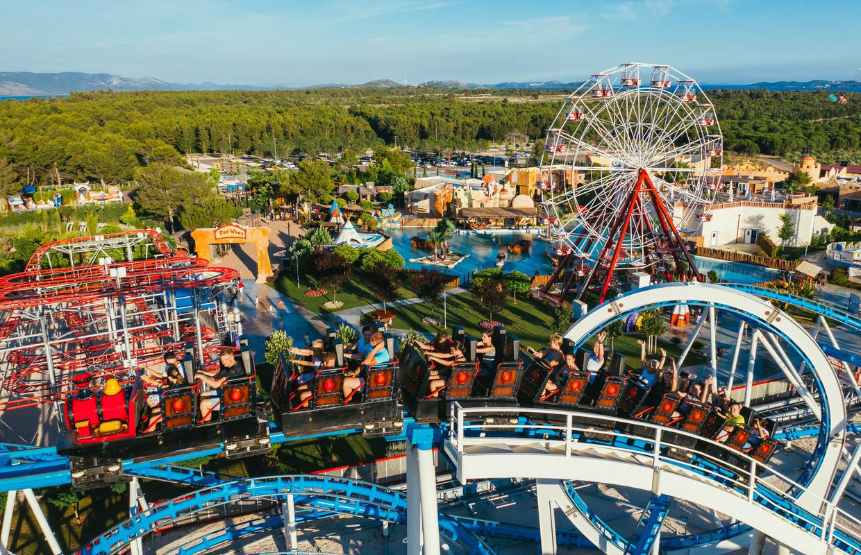 Kroz plave šine, rudnike, svemir ili u vodu? Roller Coasteri Fun Parka Biograd sve to mogu!