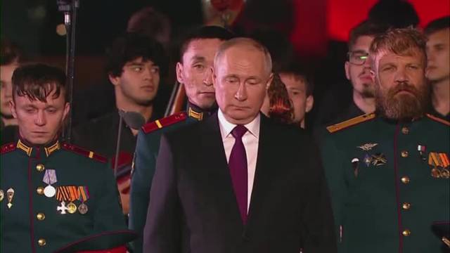 Putin holds minute's silence at event to fallen WW2 soldiers