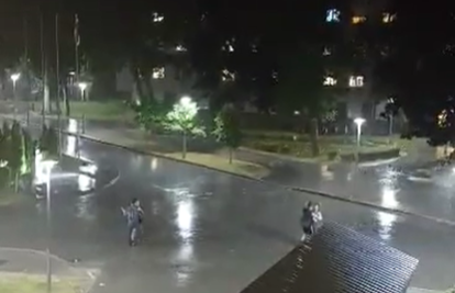 VIDEO Ma kakvo nevrijeme! Dva para plesala po kiši ispred Studentskog doma: 'Preslatko!'