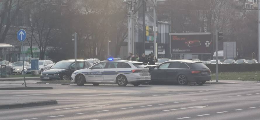 FOTO Kaos kod Avenue Malla: Sudarila se dva automobila, dvoje ljudi prevezeno u bolnicu
