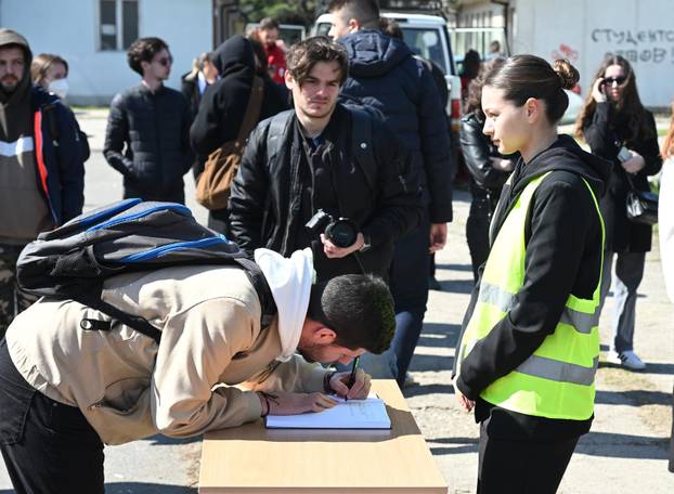 Skopje: Građani ispred Tehnološkog fakulteta upalili svijeće za sve poginule u požaru