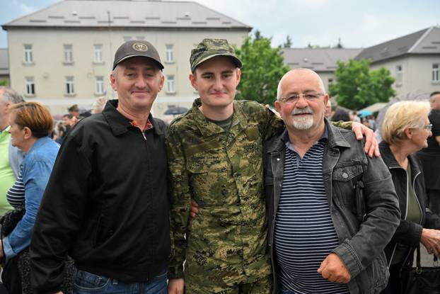 FOTO Suze i zagrljaji u Požegi: 900 novih ročnika položilo prisegu, među njima i 53 žene