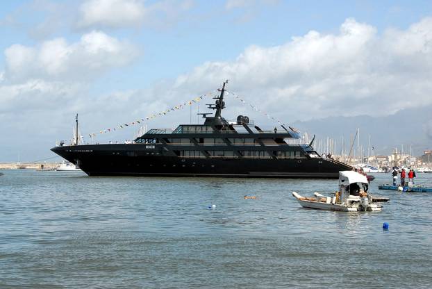 Varato a Viareggio il nuovo Yacht di Giorgio Armani