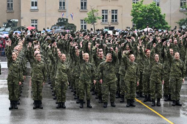 FOTO Suze i zagrljaji u Požegi: 900 novih ročnika položilo prisegu, među njima i 53 žene