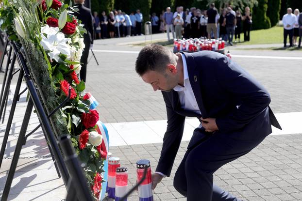 Vukovar: Polaganje vijenaca na Memorijalnom groblju povodom obilježavanja Dana sjećanja na nestale