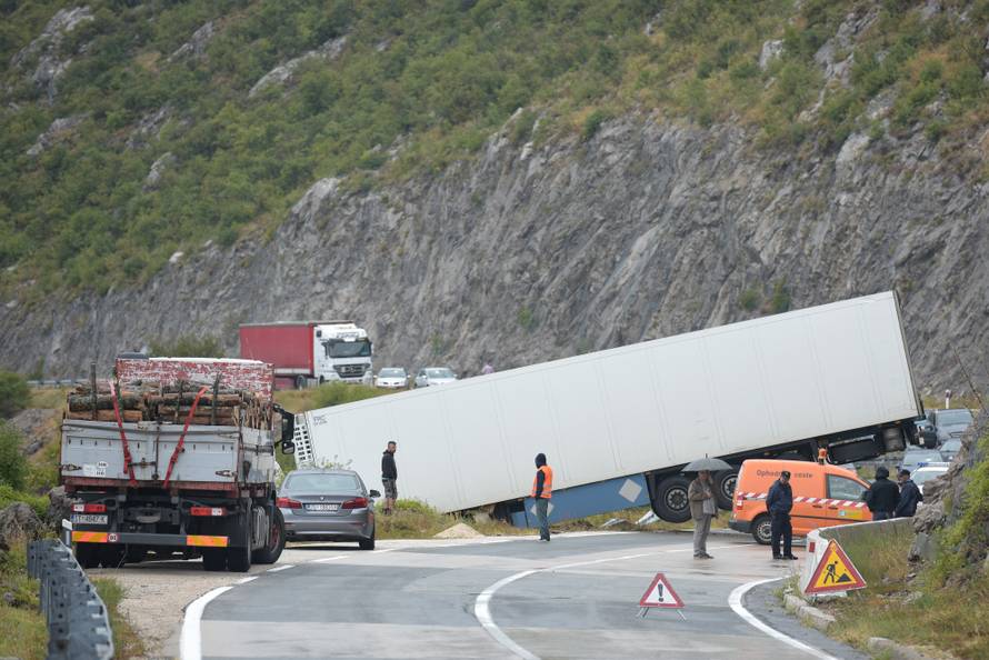 Ostao je visjeti nad ponorom: Kamion sletio sa skliske ceste