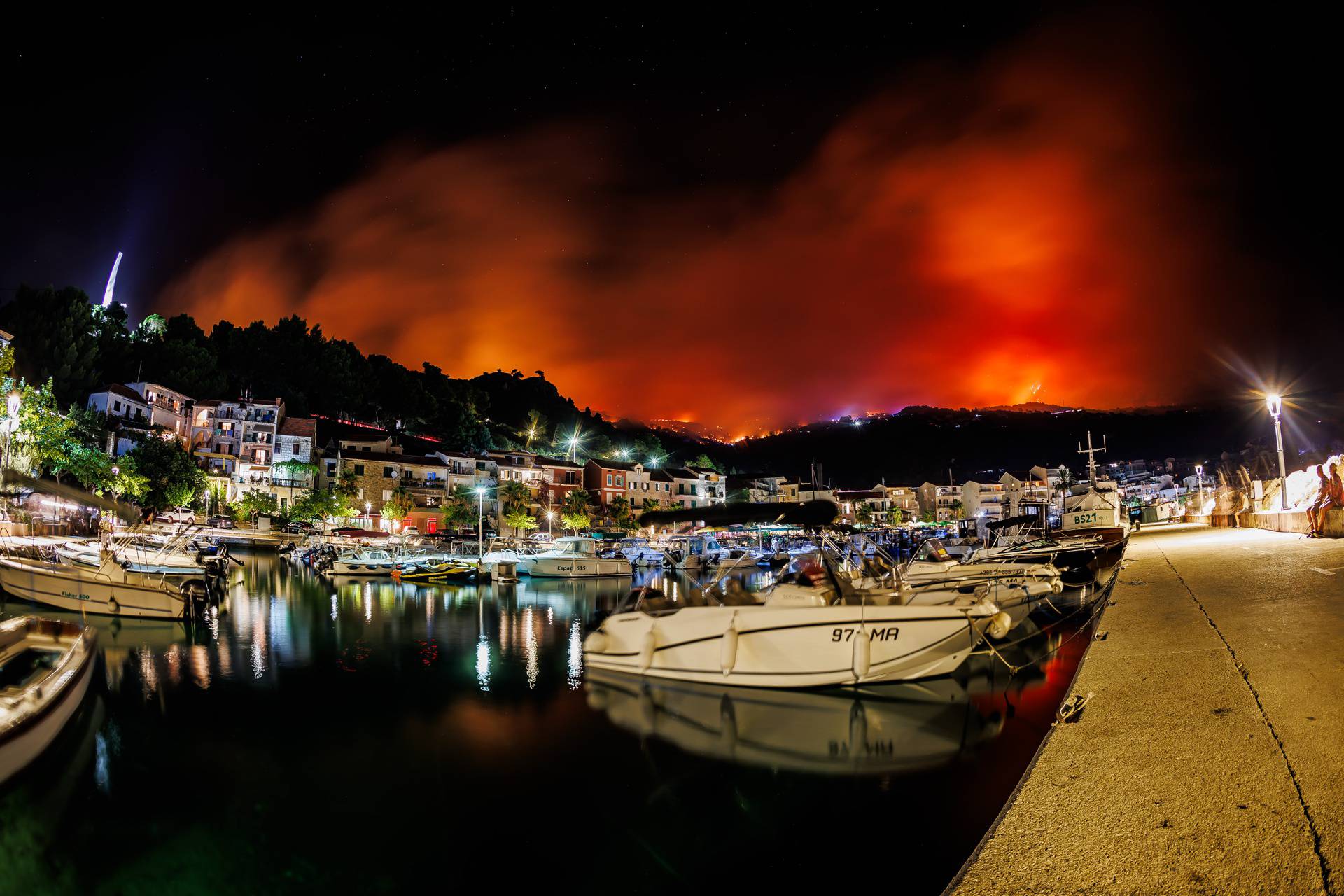 Podgora  - Pozar iznad Podgore promatran sa Rive. 