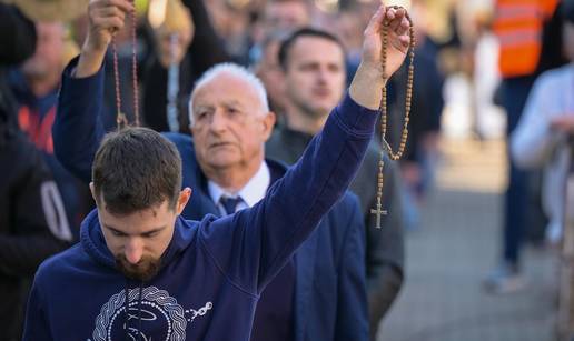 FOTO Kle&ccaron;avci molili na Trgu bana Jela&ccaron;i&cacute;a. Policija privela mu&scaron;karca zbog maltretiranja