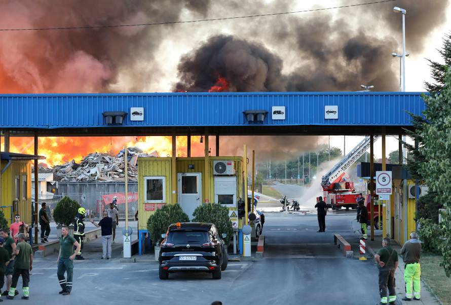 ARHIVA: Zagreb: Vatrogasci se bore s velikim požarom u reciklažnom dvorištu Jakuševac