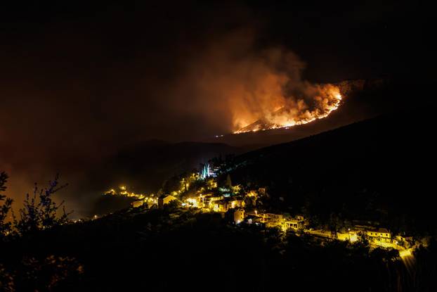 Sitno Donje - Pogled na mjesto Sitno Donje i vatrenu frontu. 