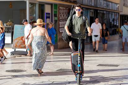 GALERIJA Turisti preplavili Zadar