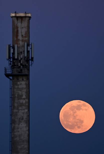 Puni Mjesec poznat i kao uskrsni Mjesec nad zagrebačkim nebom