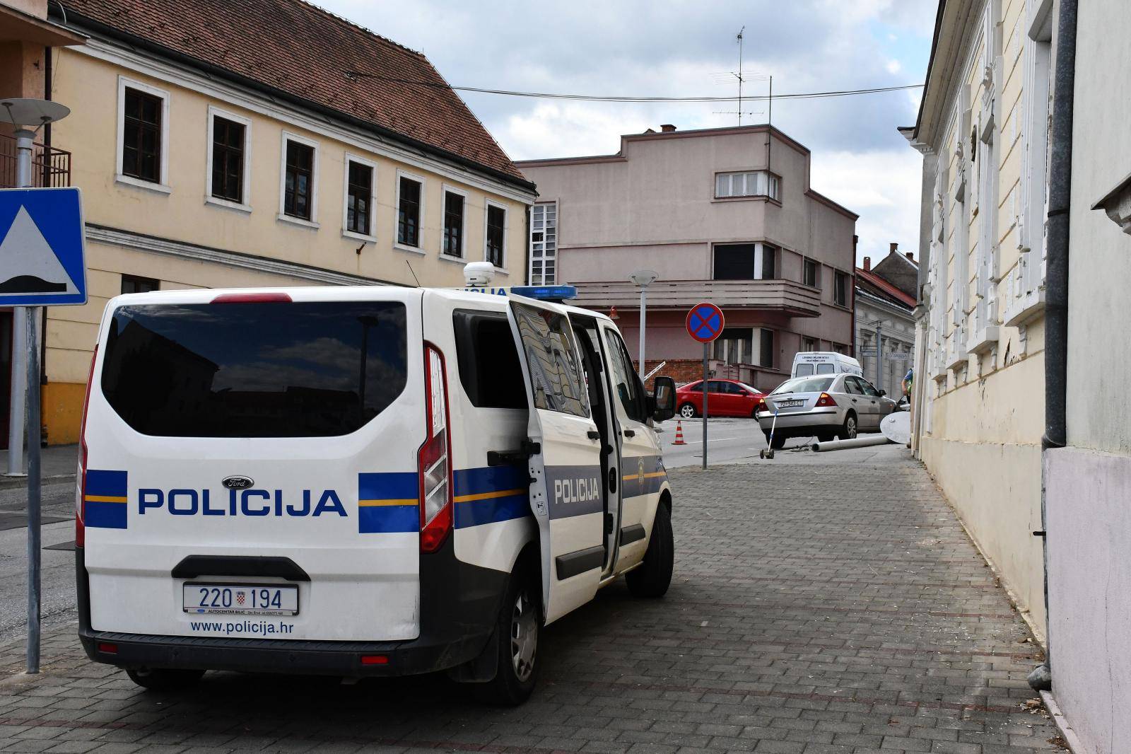 Požega - Vozač automobila zabio se u stup javne rasvjete i pao na pješakinju.