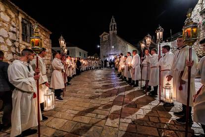 FOTO  Na Hvaru održali noćnu procesiju 'Za Križen'. Tradicija duga više od 500 godina...