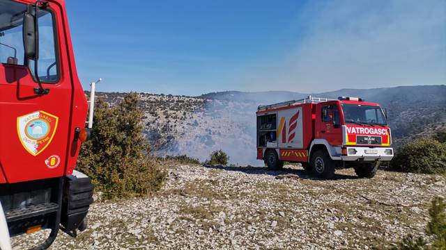 Lokalizirali požar iznad Omiša,  izgorjelo dva hektara raslinja