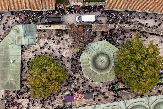 Sarajevo: Pogled iz zraka na dženazu za Halida Bešlića u Gazi Husrev-begovoj džamiji