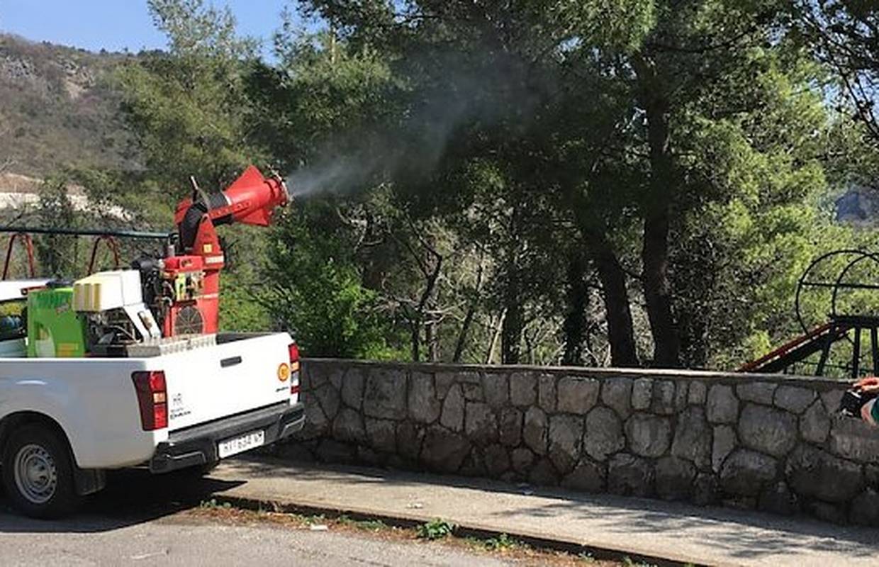 Kaos na Istu: Došli im zaprašiti komarce, a mještani im izbušili gume, lani ih gađali kamenjem