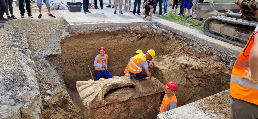 VIDEO Riješili misterij sarkofaga u Vinkovcima: Svi su očekivali blago, ali poklopac je razbijen...