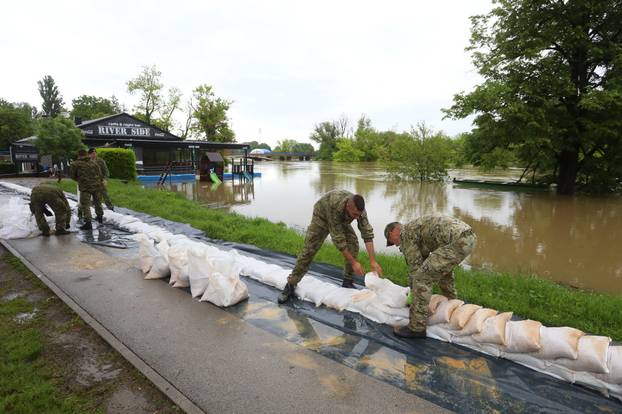 Karlovac: Uz rijeku Koranu vojska postavlja zečje nasipe