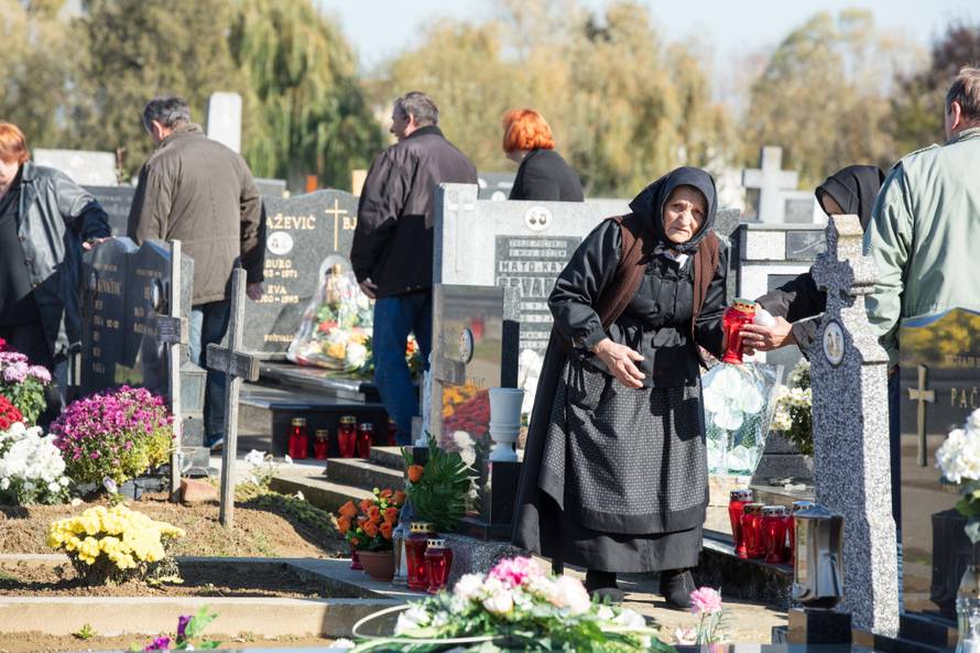 Dan je Svih svetih: Pogledajte fotografije s hrvatskih groblja