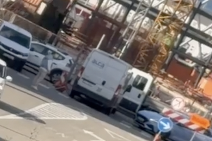 Dostavni kombi udario u kamion i auto