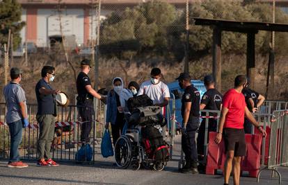 Migranti  odbijaju ući u novi smještaj, žele napustiti otok...