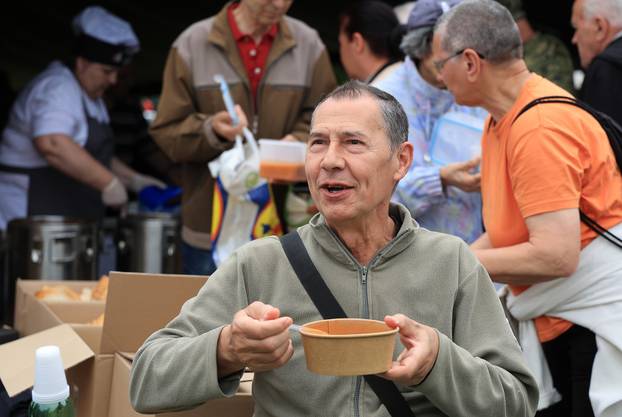 Zagreb: Podjela graha građanima na Jarunu u povodu Dana državnosti