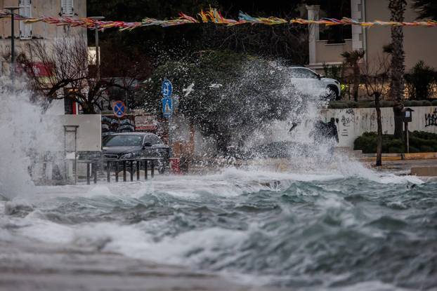 Olujno jugo zahvatilo Kaštela