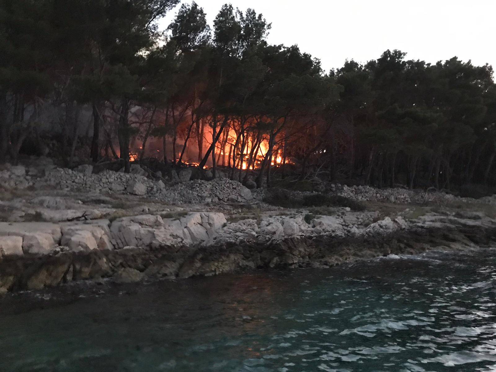 Požar kod Milne na Braču hara već četiri dana: Muči ih vjetar