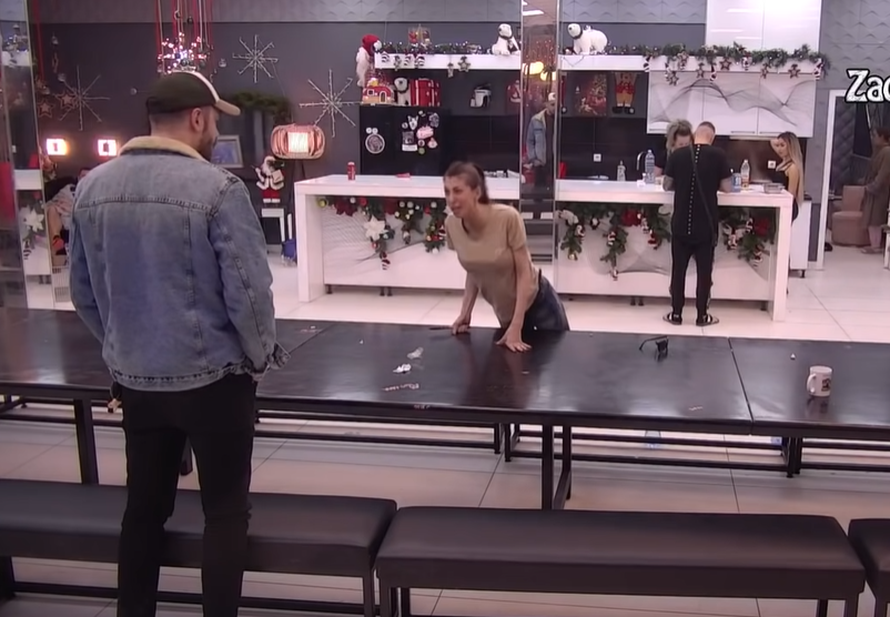 Nožem nasrnula na oca djeteta jer ju je u varao s Hrvaticom...