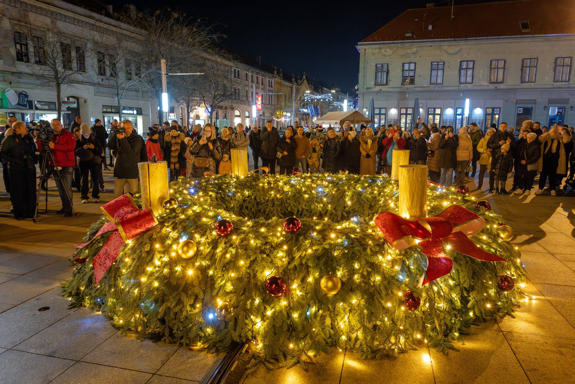 Osijek: Paljenje prve svijeće na adventskom vijencu ispred konkatedrale sv. Petra i Pavla