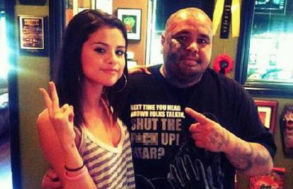 Selena Gomez skratila je kosu i tetovirala si srce na zapešću