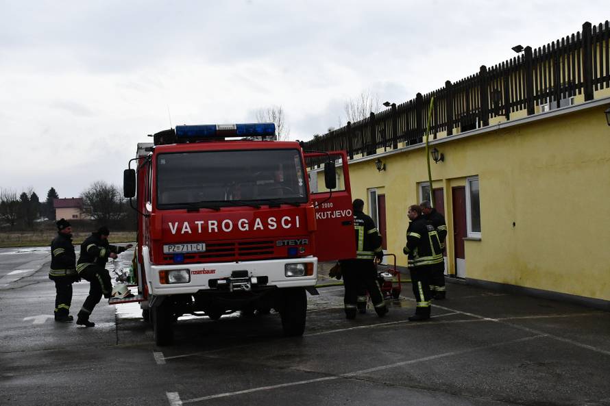 FOTO Gorjelo krovište sale za vjenčanje u Kutjevu, požar gasilo 26 vatrogasaca...
