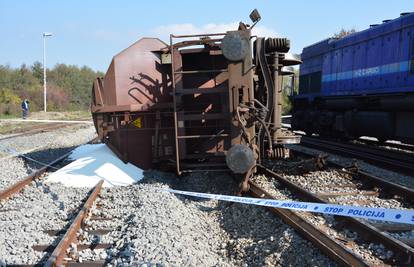Teretni vlak iskočio s tračnica: Vagon je udario u lokomotivu