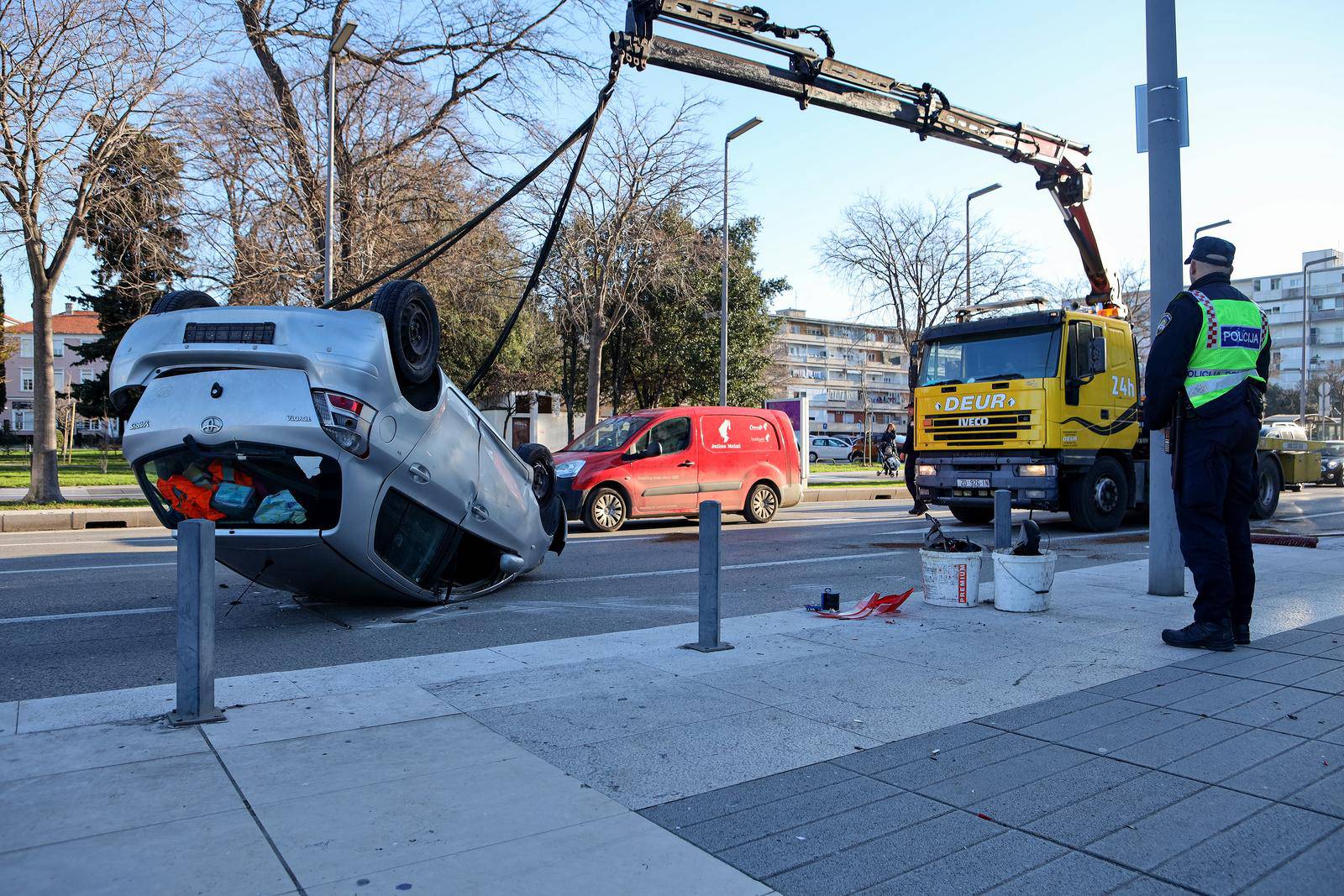 Prometna nesre?a u Zadru, auto u kojem su bili žena i dijete okrenuo se na krov