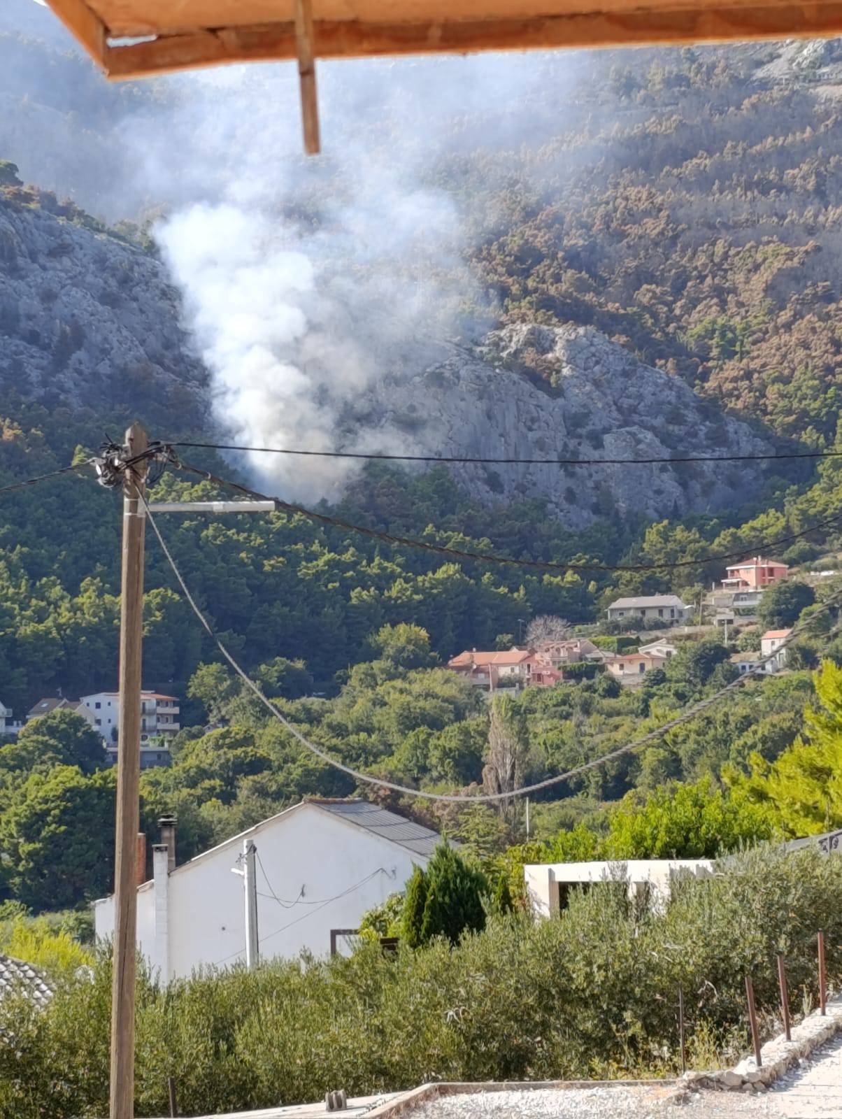 VIDEO Suklja dim u Solinu, opet se aktivirao požar: 'Sve je pod kontrolom, vatrogasci ga gase'