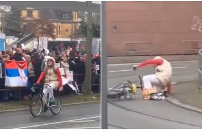 VIDEO Prekinula je 15 minuta šutnje vičući 'Živio Vučić!' pa se raspala s bicikla: Hit dana!