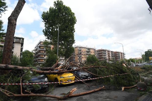 Oluja pogodila Rim, velika šteta u gradu
